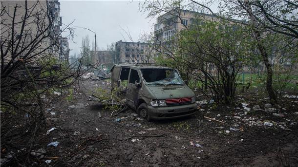 Krieg gegen die Ukraine: So ist die Lage Ein ausgebranntes Auto in der schwer umkämpften Stadt Bachmut.