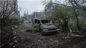 Ein ausgebranntes Auto in der schwer umkämpften Stadt Bachmut.