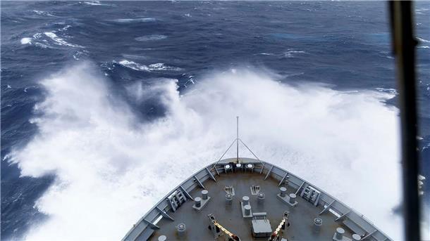 Ein australisches Marineschiff kämpfte sich durch meterhohe Wellen, um den Extrem-Ruderer zu retten.