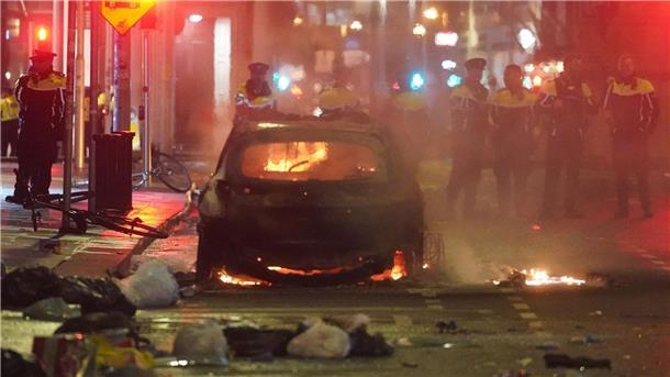 „Schande über Irland gebracht“: Krawalle erschüttern Dublin Ein Auto brennt in der Parnell Street im Stadtzentrum von Dublin.