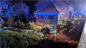 Ein Auto durchbricht ein Brückengeländer und landet in der Wiedau, zwei junge Männer werden leicht verletzt.