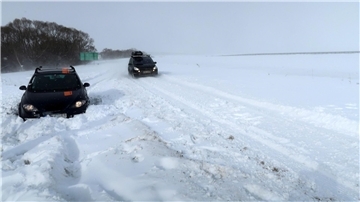 Ein Auto ist auf der Straße zum Flughafen in Pograd in der Slowakei im Schnee stecken geblieben.