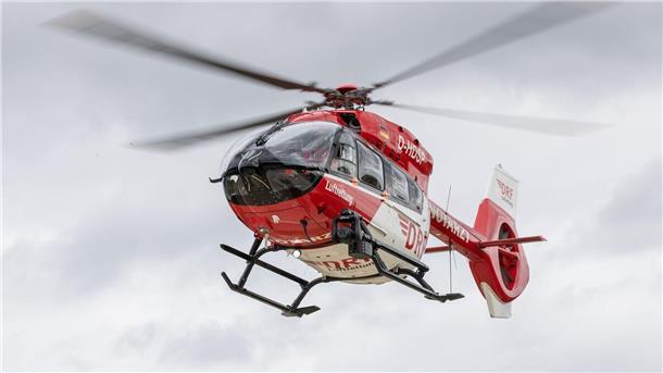 Ein Rettungshubschrauber fliegt einen Einsatz.
