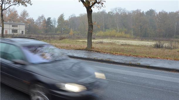 21-jähriger Grundstücksstreit in Tarmstedt auf der Zielgerade Ein Auto passiert das seit Jahren umstrittene Grundstück an der Bremer Landstraße in Tarmstedt. Dort befand sich einst ein Kalksandsteinwerk, Reste der Betriebsgebäude sind links im Hintergrund auf einem benachbarten Grundstück zu erkennen.