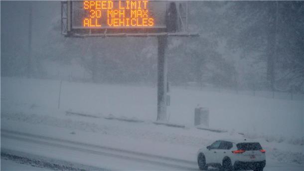 Schwerer Schneesturm in Kalifornien Ein Autofahrer auf der Interstate 80.
