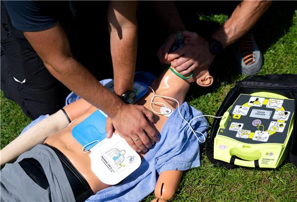 Ein Trainingsgerät von einem Automatisierten Externen Defibrillator (AED)