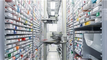 Ein automatisiertes Medikamentenlager in einer Apotheke.