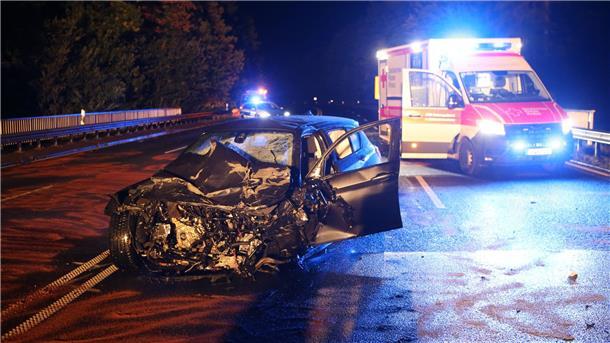 Ein Autowrack steht an der Unfallstelle.