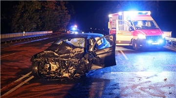 Ein Autowrack steht an der Unfallstelle.