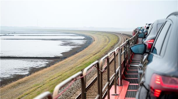 Ein Autozug der Deutschen Bahn fährt über den Damm auf die Nordseeinsel Sylt.