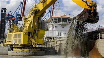 Ein Bagger holt bei Arbeiten zur Elbvertiefung Schlick aus einem Hafenbecken. Die umstrittene Verklappung großer Mengen Elbschlick vor der Insel Scharhörn sorgt weiter für Unmut und Diskussionen.