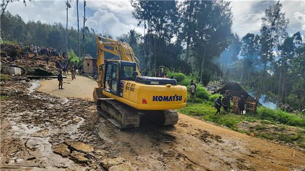 Erdrutsch in Papua-Neuguinea: 2000 Tote befürchtet Ein Bagger ist im abgelegenen Hochland Papua-Neuguineas im Einsatz.