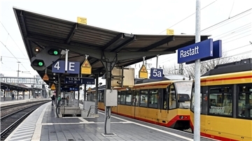 Ein Bahnsteig am Bahnhof Rastatt. Dort haben zwei Mädchen eine 14-Jährige brutal zusammengeschlagen.
