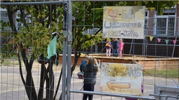 Ein Bauzaun begrenzt den Spielplatz der DRK-Kita am Zevener Klostergang.