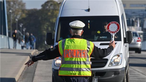 Union für Grenzkontrollen nach Polen Ein Beamter der Bundespolizei stoppt einen Fahrer eines Kleintransporters bei der Einreise nach Deutschland am deutsch-polnischen Grenzübergang Stadtbrücke in Frankfurt (Oder). (Archiv)