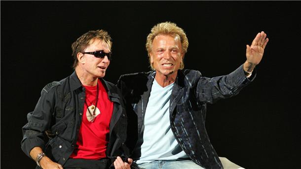 Ein Begeisterungssturm geht am 23.04.2005 beim Weltcup-Finale der Dressurreiter in Las Vegas durch die Arena, als das Magier-Duo Siegfried & Roy (r) im offenen, weißen Rolls Royce eine Runde auf dem Parcours drehte. Es war ihr erster öffentlicher Auftritt seit dem 3. Oktober 2003, als Roy während einer Show von einem weißen Tiger lebensgefährlich verletzt worden war.
