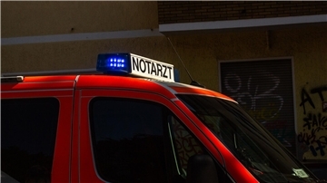 Ein beherzter Passant hat in Thüringen einen Rollstuhlfahrer aus einem Fluss gezogen.