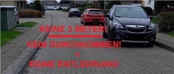 Ein Beispiel aus der Buchenstraße in Brake: Hier stehen die Autos so ungünstig am Straßenrand, dass Müllfahrzeuge kaum noch durchkommen.