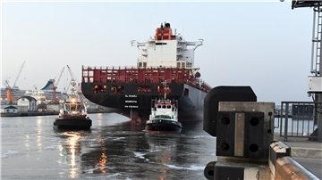 Ein Beispiel für eine gelungene Investition im Hafen: Per Dockschleusung wird die „Al Kharj“ in den Kaiserhafen gebracht, wo sie an der sanierten Westkaje für Reparaturen festmacht.