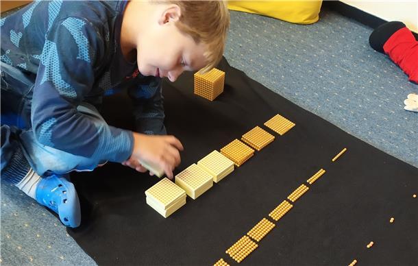 Wie Kinder mit geistiger Beeinträchtigung leichter lernen Ein Beispiel von vielen: Die Einführung des Dezimalsystems erlernen Kinder mit Unterrichtsmaterialien, die sie im wahrsten Sinne "begreifen" können.