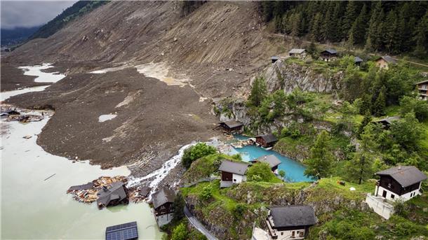 Naturkatastrophen richten 131 Milliarden Dollar Schaden an Ein Bergsturz zerstörte Ende Mai große Teile des Dorfes Blatten im Schweizer Kanton Wallis. (Archivbild)