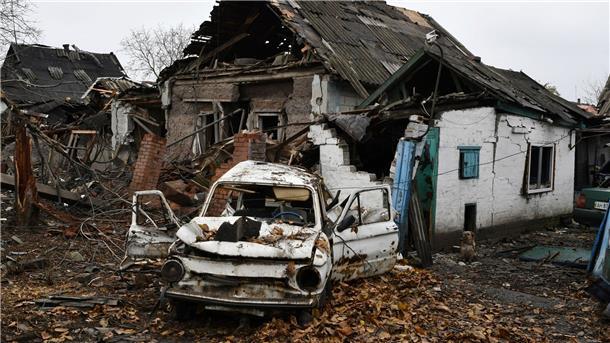 Krieg gegen die Ukraine: So ist die Lage Ein beschädigtes Auto aus der Sowjet-Ära der Marke Saporoshez ist neben einem zerstörten Wohnhaus zu sehen.