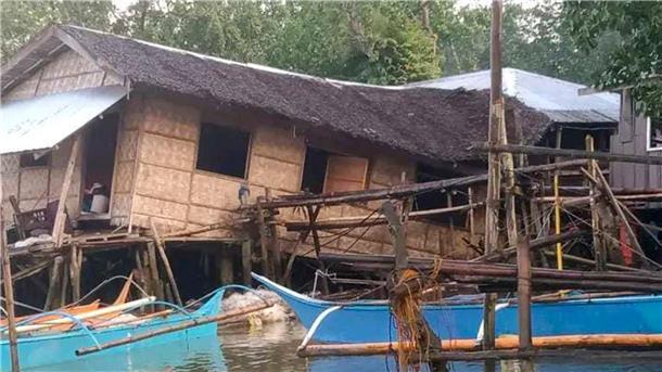 Erde auf den Philippinen kommt nicht zur Ruhe Ein beschädigtes Haus in der Stadt Hinatuan.