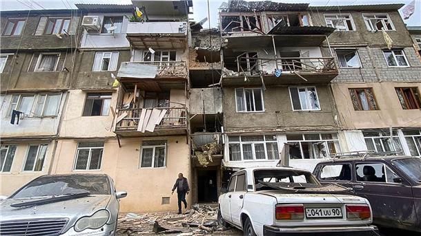 Ein beschädigtes Wohnhaus in Stepanakert nach dem Beschuss.