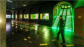 Ein Besucher geht durch das Exotarium. Der Zoo der Mainmetropole hat mit steigenden Eneriekosten zu kämpfen.