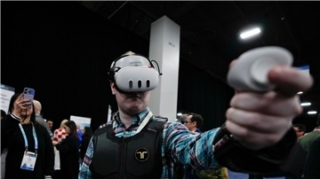 Ein Besucher probiert die haptische Weste von bHaptics während der CES. Die Weste soll in Verbindung mit Augmented-Reality-Systemen verwendet werden, um haptisches Feedback in Videospielen zu geben.