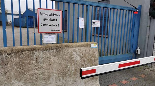 Betonklotz und Schranke vor dem Tor einer Betriebszufahrt in Nordenham. 
