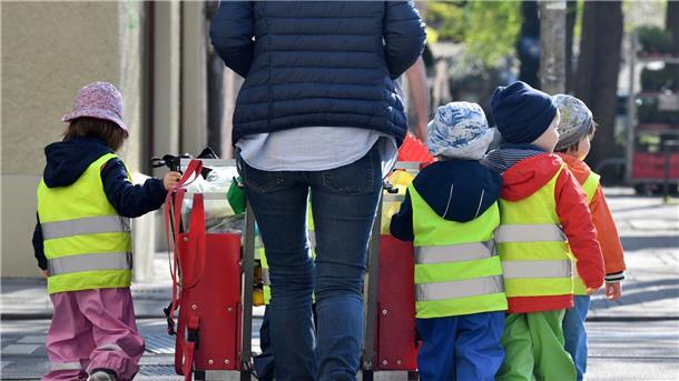 2023 fehlen bundesweit rund 384.000 Kita-Plätze Ein Betreuerin läuft mit mehreren Kleinkindern durch München.