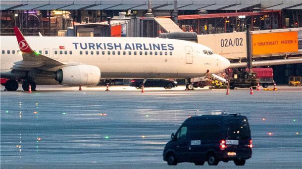 Ein bewaffneter Mann hält auf dem Airport in hamburg seine vierjährige Tochter in seiner Gewalt. Hintergrund soll nach Polizeiangaben ein Sorgerechtsstreit sein.
