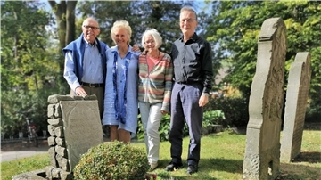Ein bewegender Moment für alle Beteiligten: Douglas Baggs (links) suchte jetzt mit seiner Frau Eileen (Zweite von links) das Grab seiner Urgroßtante Claire Densmore in Nordenham-Atens auf, das von Theda und Thomas Egermann gepflegt wird.