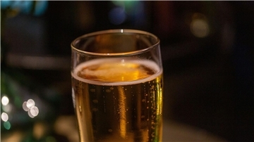 Ein Bierglas steht auf einem Tisch in einer Bar.