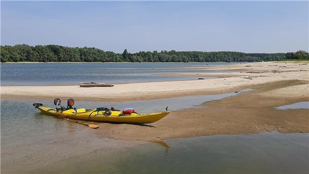 Paddelboot steckt am Flussufer fest