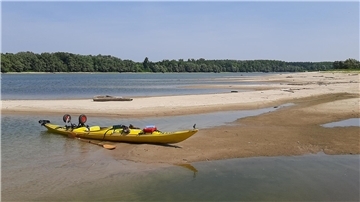 Paddelboot steckt am Flussufer fest