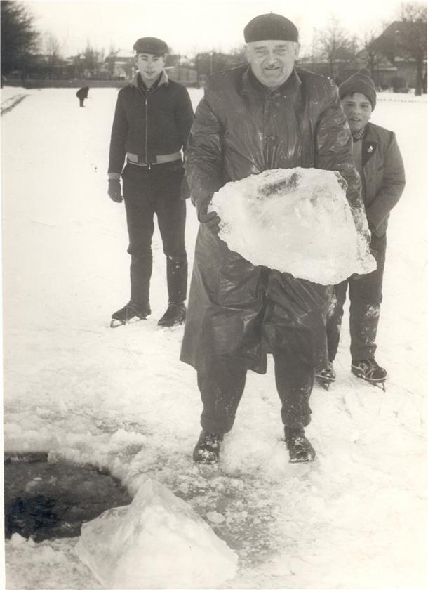 Ein Bild aus den frühen 1960er Jahren. An den Gateteichen wurde bei strengem Frost Eis „geerntet“.