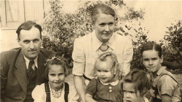 Ein Bild aus der Zeit um 1945: Hofbesitzer Rudolf Böhm und seine Frau Lisa mit den Kindern Hille (von links), Heide, Lore und Carsten.