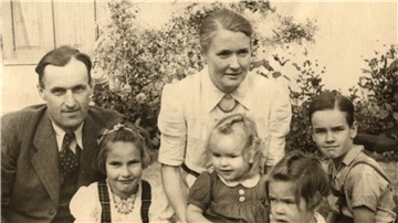 Ein Bild aus der Zeit um 1945: Hofbesitzer Rudolf Böhm und seine Frau Lisa mit den Kindern Hille (von links), Heide, Lore und Carsten.