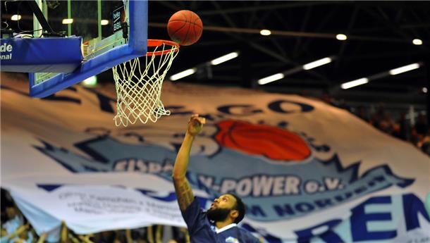 Ein Bild aus früheren Zeiten. Die Eisbären machen sich vor einem Erstliga-Heimspiel gegen die Skyliners Frankfurt warm. Ob es in Zukunft wieder BBL-Spiele in der Stadthalle geben kann, ist jedoch ungewiss.