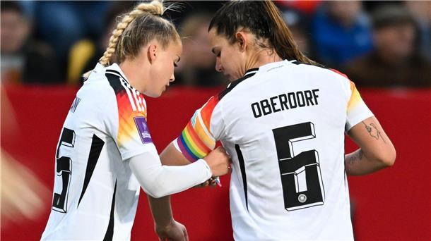 Wück warnt nach Oberdorf-Verletzung vor Spekulationen Ein Bild, das schon etwas älter ist: Giulia Gwinn (l) und Lena Oberdorf gemeinsam beim Nationalteam. (Archivbild)