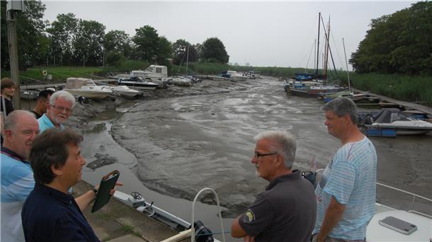 Wird Hafenschlick bald zum wertvollen Rohstoff? Ein Bild, das typisch ist für die Wesermarsch: verschlickte Sielhäfen. Dass Schlick möglicherweise als Rohstoff taugt, ist für Wassersportvereine eine gute Nachricht, wenn sie die Entsorgungskosten nicht mehr zahlen müssten.