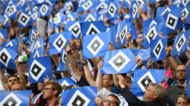 Fragezeichen in den Köpfen der Fans Ein Bild, dass man so schnell nicht mehr sehen wird: Hamburgs Fans vor dem Spiel auf der Tribüne.