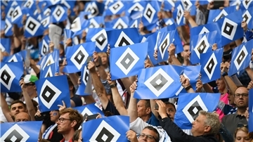 Ein Bild, dass man so schnell nicht mehr sehen wird: Hamburgs Fans vor dem Spiel auf der Tribüne.