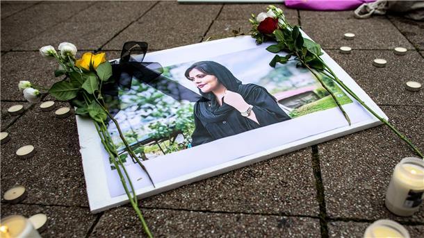 Steigende Opferzahl bei systemkritischen Protesten im Iran Ein Bild der verstorbenen Iranerin Mahsa Amini, die in der vergangenen Woche im Iran nach ihrer Verhaftung durch die Sittenpolizei gestorben war, ist während einer Solidaritätskundgebung zu sehen.