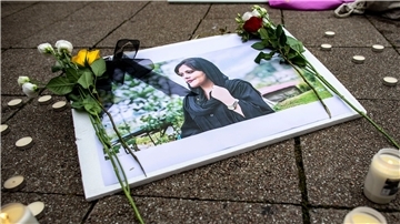 Ein Bild der verstorbenen Iranerin Mahsa Amini, die in der vergangenen Woche im Iran nach ihrer Verhaftung durch die Sittenpolizei gestorben war, ist während einer Solidaritätskundgebung zu sehen.