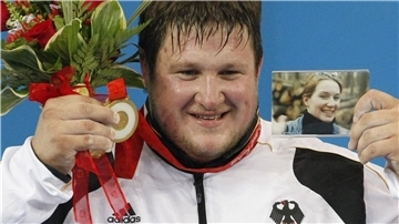 Ein Bild für die Ewigkeit: Olypiasieger Matthias Steiner mit dem Foto seiner verstorbenen Frau Susann.