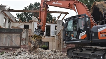 Ein Bild fürs Ortsheimatbuch: Der Bagger hat weite Teile von Gasthof Scheper schon abgetragen. In zwei Wochen soll hier nur noch eine ebene Fläche sein.