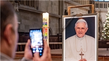 Ein Bild mit dem emeritierten Papst Benedikt XVI. steht im Dom St. Peter in Regensburg.